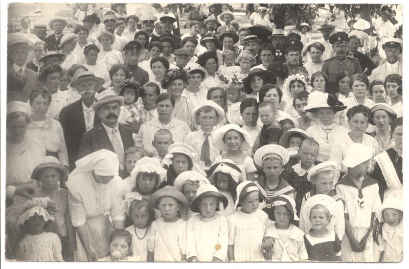 Foto. Suvitajad Suurel-Promenaadil kontserdil, kõlakoja ees. 1910.