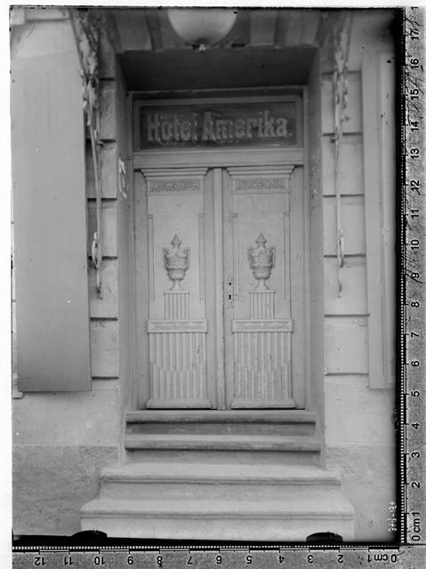 Uks Suurelturul "Hotel Amerika", nüüd Raekoja plats