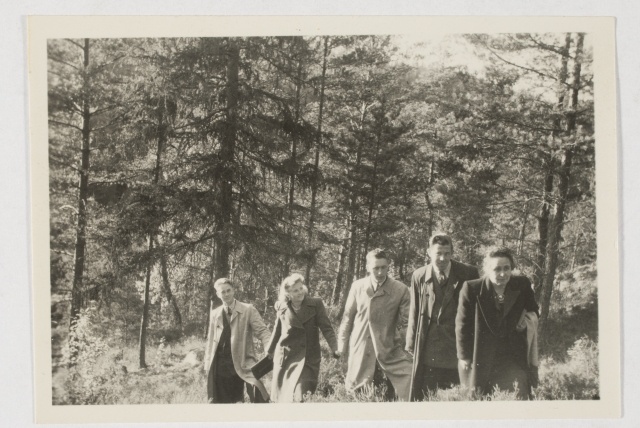 Holsbybrunni pagulaslaagri elanikud metsas jalutamas