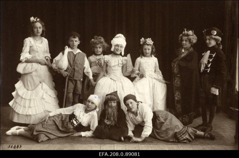 Paide Saksa kooli laste näiteringist osavõtjad.