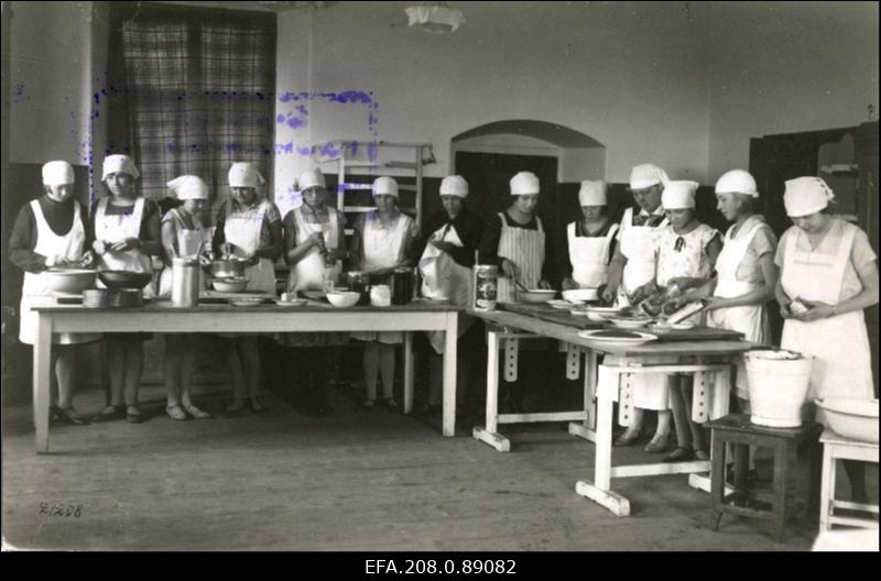 Paide Täienduskooli õpilased toiduvalmistamise tunnis.