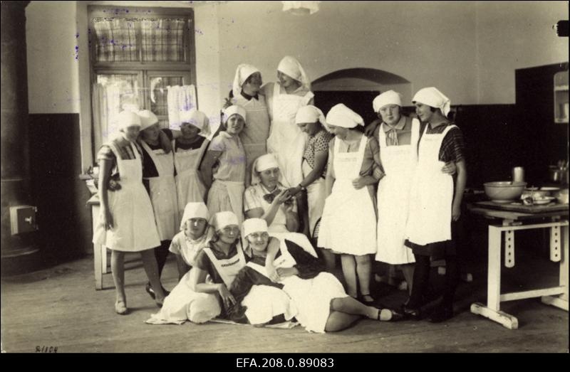 Grupp Paide Täienduskooli õpilasi.