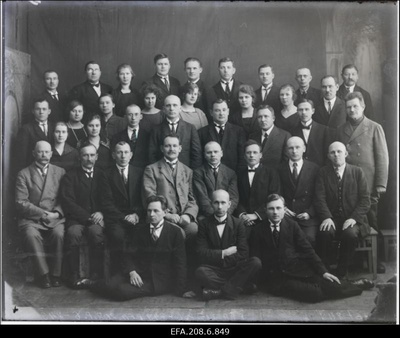 Järva maavolikogu. I reas 1. Jürgen, II reas 4. Tobro, 6. Sõnajalg, III reas 3. Krabi, 4. Söödor, 5. Naaris, 8. Veimer, IV reas 1. Orgo, 3. Treumann, 7. Lusman, V reas 2. Orgo, 4. Hoolmaa, 7. Limabet.  duplicate photo