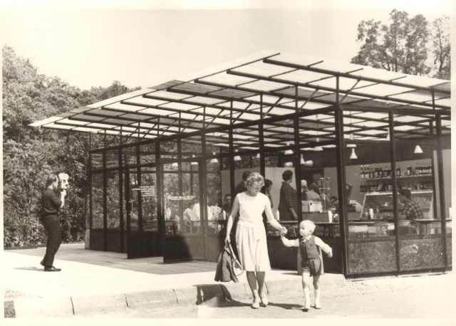 foto ja negatiiv, kohvi-paviljon Paides kiriku taga Vallimäe külje all 1966.a.
