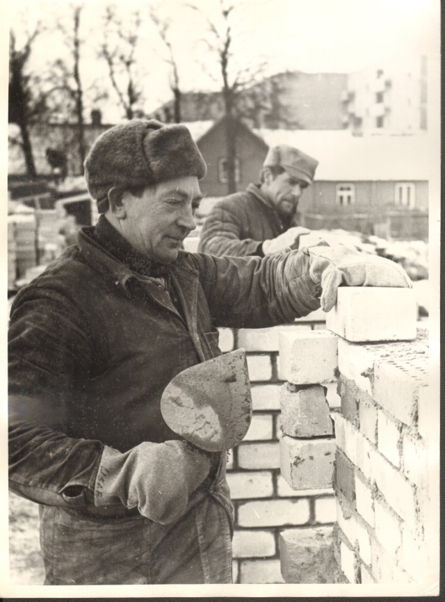foto ja negatiiv, Paide KEK-i brigaad ehitab maja Rohelisel tänaval  1971.a.