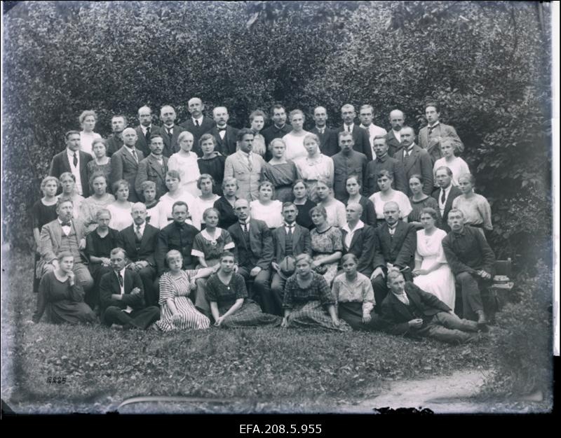 Paide õpetajate kursusest osavõtjad. 2. rida: 1. koolinõunik Kaera, 2. Mangelsohn, 3. Eglon, 4. Ulk, 5.Roode, 6. Sööder, 7. Roos, 9.Taimsalu; 4. rida: 1. Roosileht.