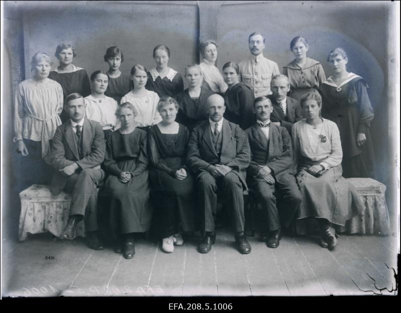 Paide Naisgümnaasiumi VIII klass, 1. reas vasakult 2. Mongelsohn, 3. Peerna, 4. Eglon, 5. Roos, 6. Thomson, 2. reas vasakult 2. Thomson, 6. Roosileht, 3. reas vasakult 1. Mark, 5. Uusna, 6. Taimsalu.