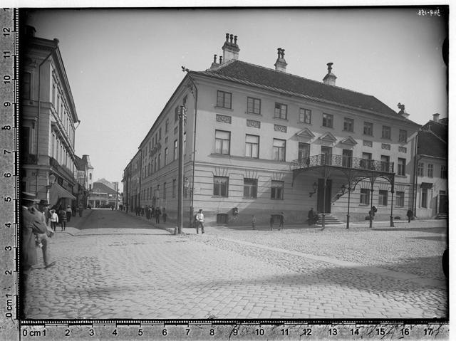 Manteuffeli maja Suurelturul, nüüd Raekoja plats 3