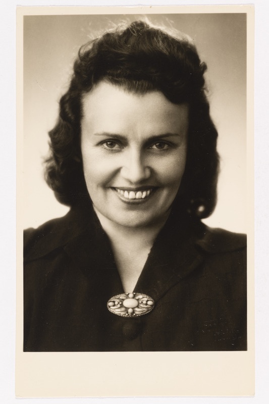 Ooperi- ja operetilaulja Elsa Maasik, portree