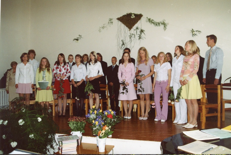 Iisaku Gümnaasiumi 9 klassi lõpetajad, juuni 2005.a.
