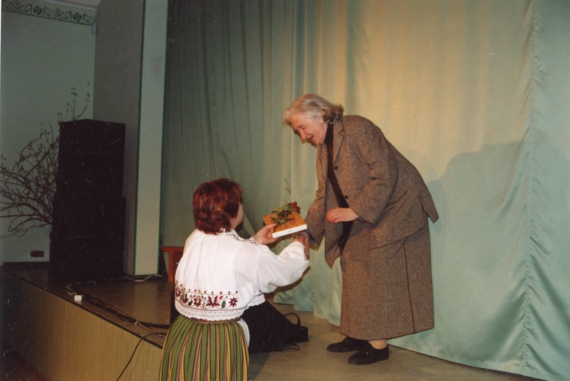 Heategevusõhtu Iisaku külalaada heaks. Iisaku näiteringi etendus"Wirr-Warr". Ülle Marits tänab lavastaja Judith Kulvere.