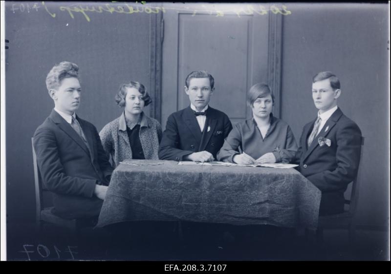 Paide Noorsooliidu näiteringi juhatus 1927/28. Vasakult: Paul Vihalem (näitejuhi abi), õpetaja M. Priideman (näitejuht), Gustav Must (esimees), Hilda Tamm (sekretär) ja Valter Moon (inspitsient).