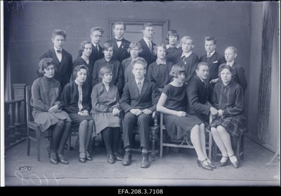Paide Noorsooliidu näitering. Naljamängu „Vigurivänt“ (Onu Ameerikast) tegelased. Vasakult: 1. reas Linda Pruuden, Ina Herman, Hilda Tamm, Paul Vihalem (linnanõunik Valdmanni osa), Kagovere, Õunapuu, Agnes Kärner; 2. reas Edmund Must, Hilda Grosberger, Amanda Pall, Salme Tõnisson (etteütleja), õpetaja Marie Priideman, Helga Herman, Valde, Oja; 3. reas Johannes Tavast, Gustav Must, Valter Moon, Lilli Agabusch.  duplicate photo