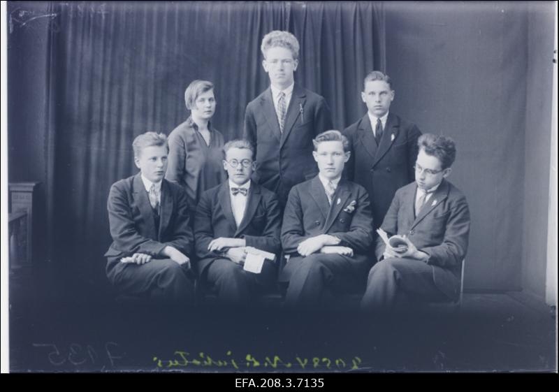 Paide Noorsooliidu juhatus 1927/28. Vasakult: 1. reas Hugo Juhvelt (arhivaar), Vürmer (laekahoidja), Gustav Must (esimees), Elmar Tauberg (sekretär); 2. reas Hilda Tamm (abisekretär), Paul Vihalem (abiesimees) ja Ottomar Must (varahoidja).