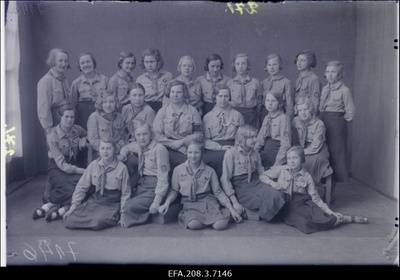 Paide Keskkooli kodutütarde rühm.  duplicate photo