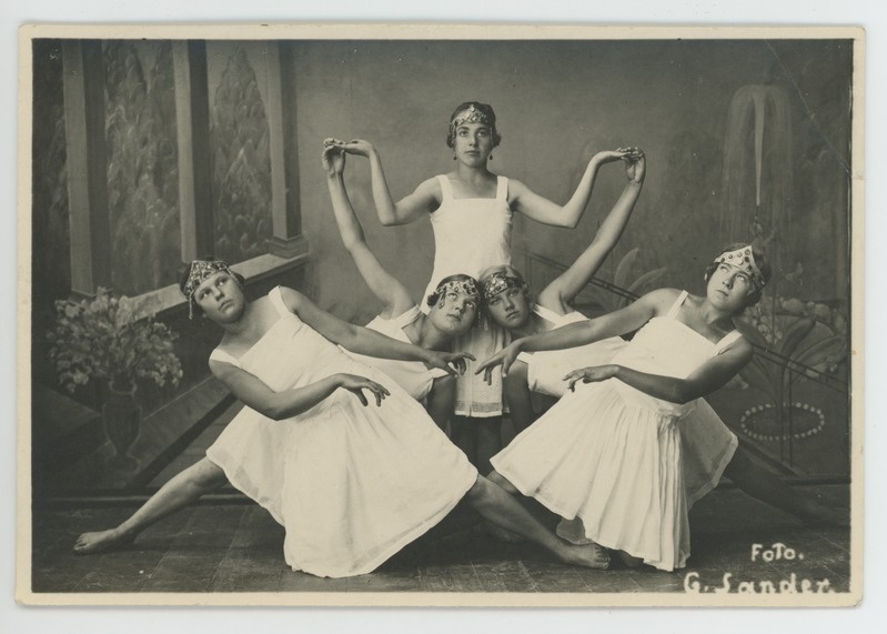 Naisvõimlejad Antsla Karskusseltsi kehakultuurikursustel