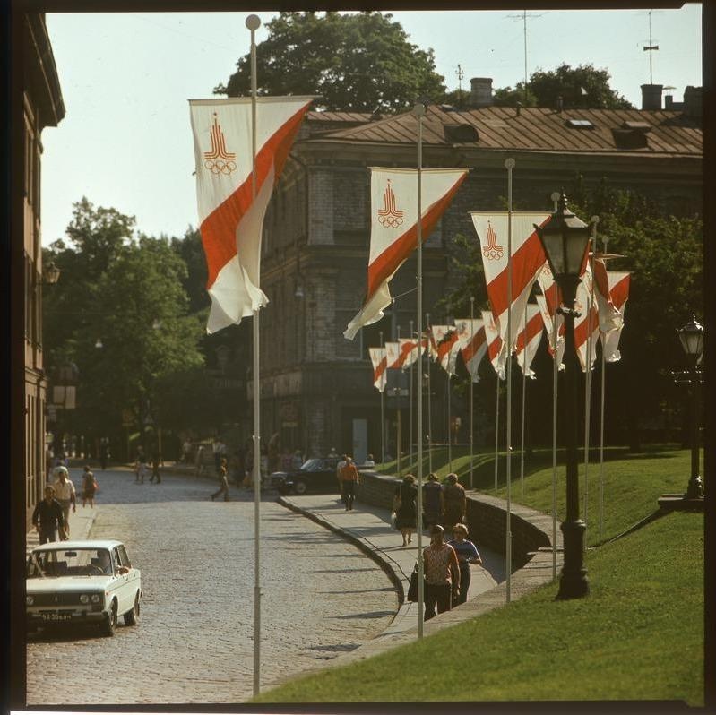 XXII Moskva suveolümpiamängude purjeregatt Tallinnas 1980, olümpiasümboolikas lipud Tallinna Vanalinna ehtimas