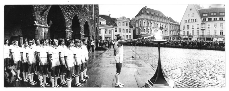 XXII Moskva suveolümpiamängude purjeregatt Tallinnas 1980, olümpiatule süütamine Tallinna Raekoja platsil