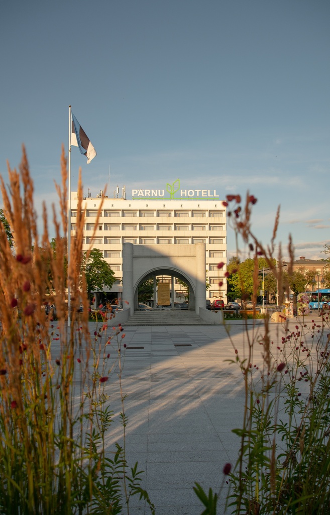 Endla monument and Pärnu hotel - Endla monument with Pärnu hotel in the background