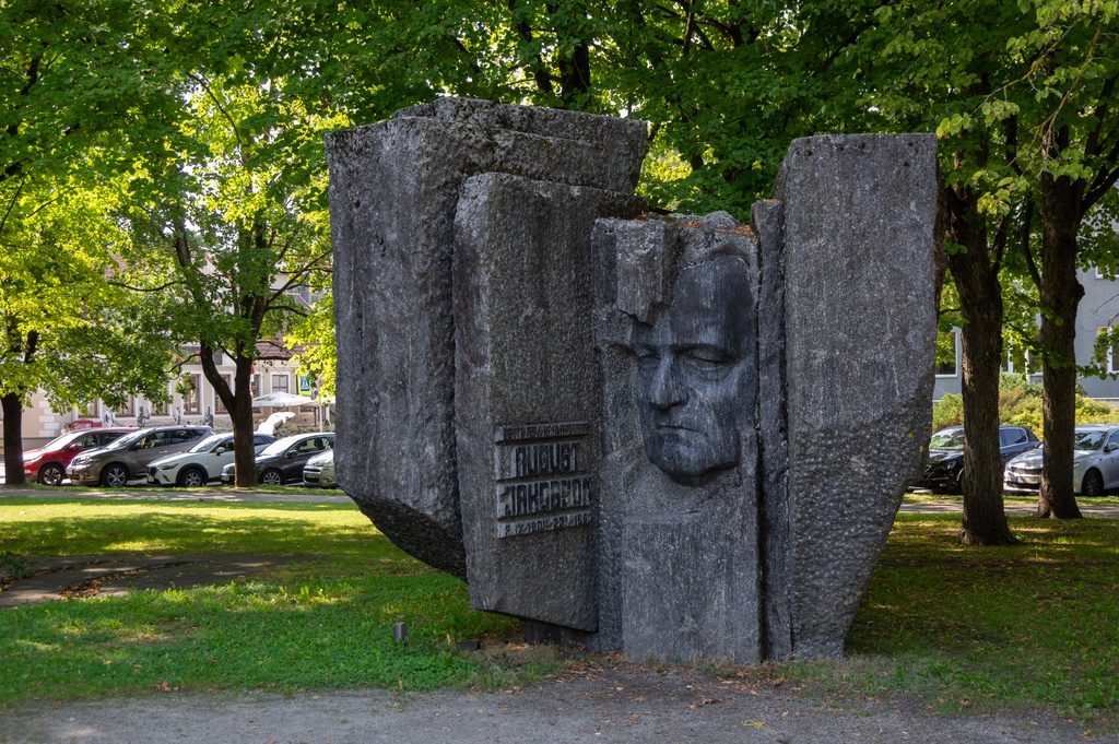 August Jakobson Pärnu 202CF - Pärnu in Estland. Das Denkmal erinnert an August Jakobson, eine Shriftsteller.