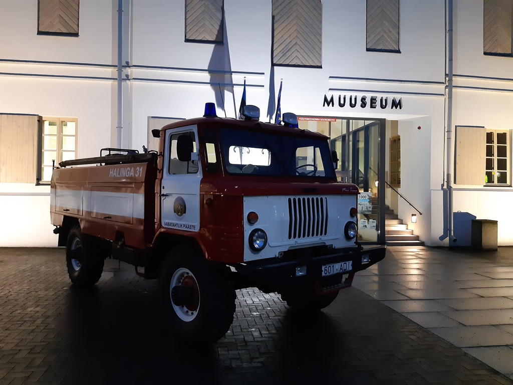 Rescue vehicles next to Pärnu Museum 20200129 165921 - Fire engine of Pärnu-Jaagupi Tuletõrjeselts in front of Pärnu Museum in January 2020.
.