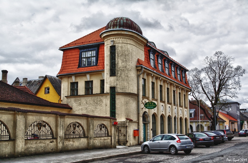Parnu. Estonia. Victoria Hotel. 1926. (6921329851) - The Victoria Hotel is a plastic Riga Heimatstyle building that was completed in 1926 according to one of the first and most significant designs by E. v. Wolffeldt and A. Nürnberg in Pärnu. Initially, the set of buildings included a commercial building with a mansard, a building in the courtyard and a romantic stall in the corner of the plot. 

In 1931, it was rebuilt according to the design of O. Siinmaa to accommodate the Grand Hotel with a cafe, later a restaurant, on the ground floor. The building was reconstructed in 1991 for the Victoria Hotel.