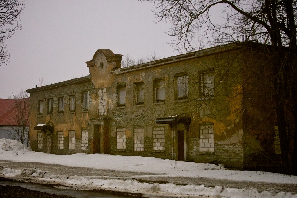 Kohtla-Järve 2010-04-02 - Endise teenindus-tootmiskoondise Tarve maja Kohtla-Järvel, Järveküla tee 26.