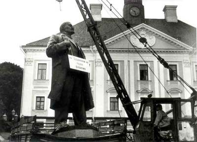 Digifoto (koopia H. Napa originaalfotost). Lenini mälestusmärk, Lenini kuju mahavõtmine ja toomine Raekoja platsile. Tartu, 23.08.1990. Foto Heldur Napp.  duplicate photo