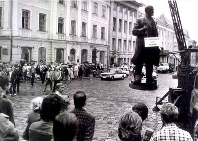 Digifoto (koopia H. Napa originaalfotost). Lenini mälestusmärk, Lenini kuju mahavõtmine. Tartu, 23.08.1990. Foto Heldur Napp.  duplicate photo