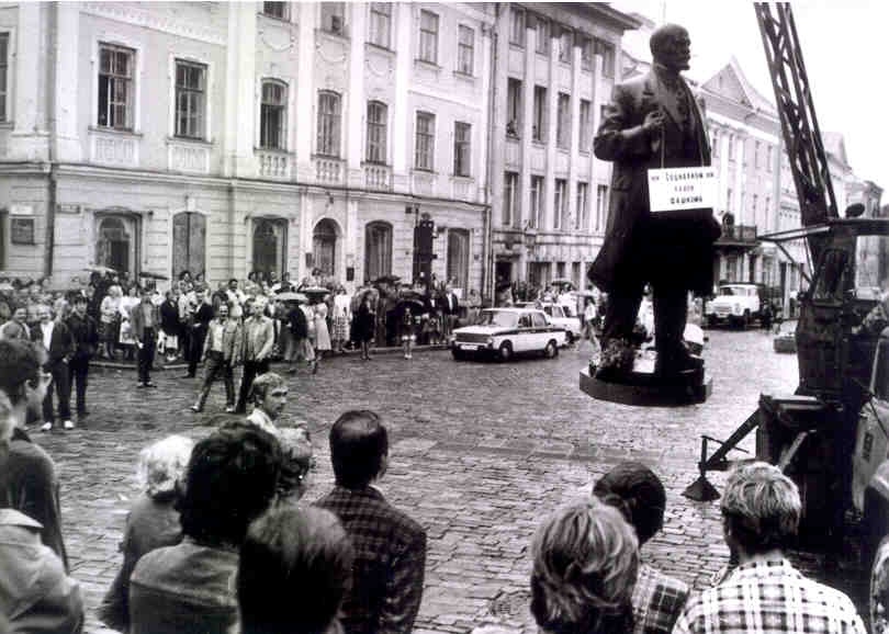 Digifoto (koopia H. Napa originaalfotost). Lenini mälestusmärk, Lenini kuju mahavõtmine. Tartu, 23.08.1990. Foto Heldur Napp.