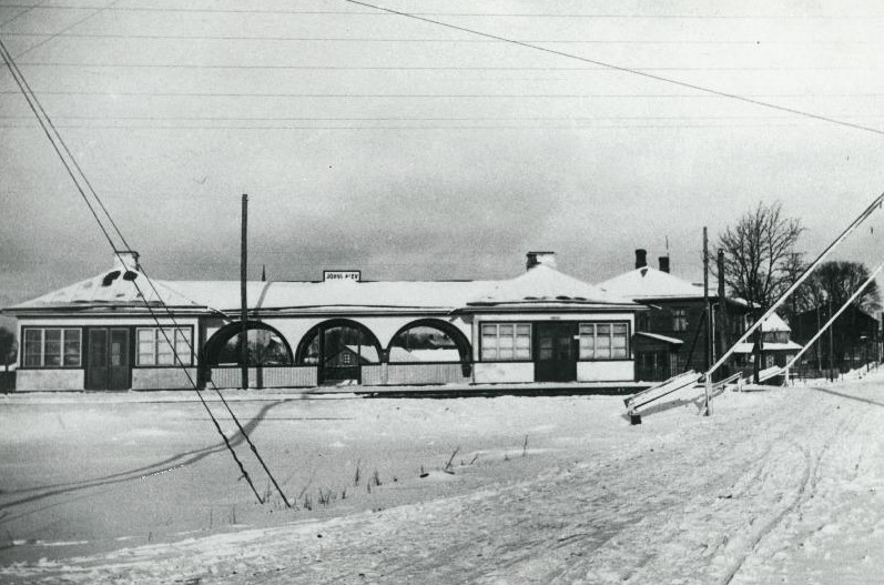 1926. a. ehitatud peatuskoht praeguse Jõhvi jaama asukohas - 1926. a. ehitatud peatuskoht "Jõhvi alev" praeguse Jõhvi jaama asukohta.