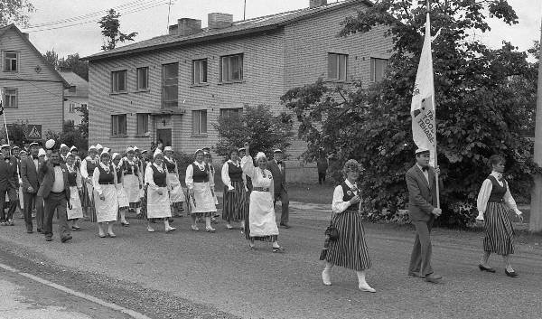 Negatiiv. Segakooride laulupäev Põlvas 1988. Rongkäik.