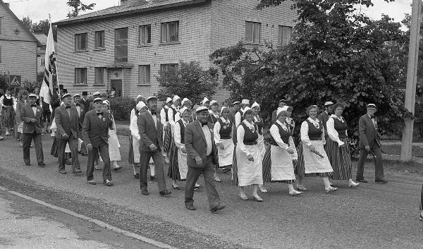 Negatiiv. Segakooride laulupäev Põlvas 1988. Rongkäik.