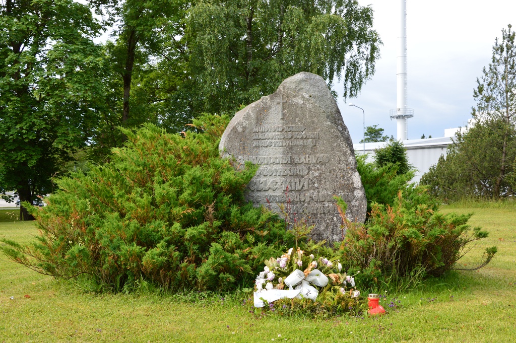 Järvakandi mälestuskivi - Mälestuskivi Järvakandi Kultuurihalli ees.