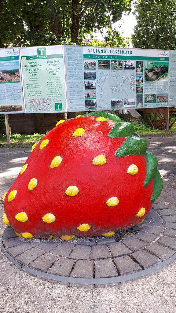 Viljandi strawberry sign - lang