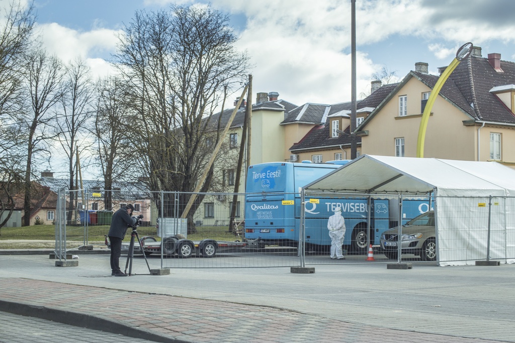 Drive-in punkt Viljandis - Viljandisse püstitatud mobiilne koroonaviiruse testimise telk.