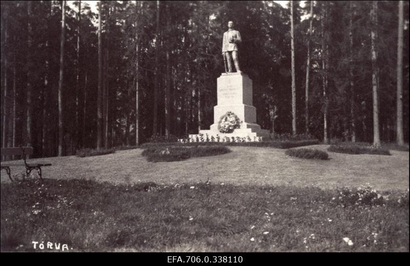 Fotopostkaart. Vabadussõjas langenutele pühendatud mälestusmärk Tõrvas.
