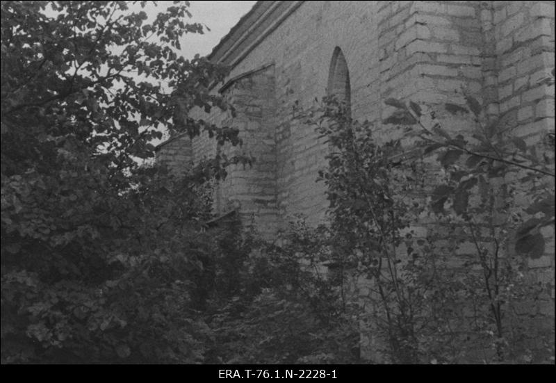 Koeru kõrts. Krahvide Tollide hauakabel. Fragment kagust