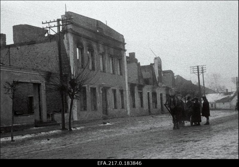 Hotelli ja restorani Saare kõrts varemed Jõgeva tänaval.