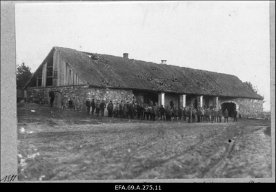 Vabadussõda. Laiarööpalise soomusrongi nr.2 sõdurid pärast lahingut Liivamäe (Košeljaha) kõrtsihoone juures.  duplicate photo