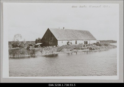 Uue-Kastre linnuse territooriumil asuv kõrtsihoone (1912), repro fotost  duplicate photo
