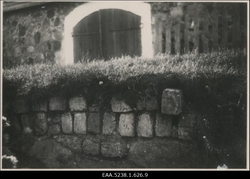 Piiskopilinnuse varemed, taustal Uue-Kastre (Kantsi) kõrts