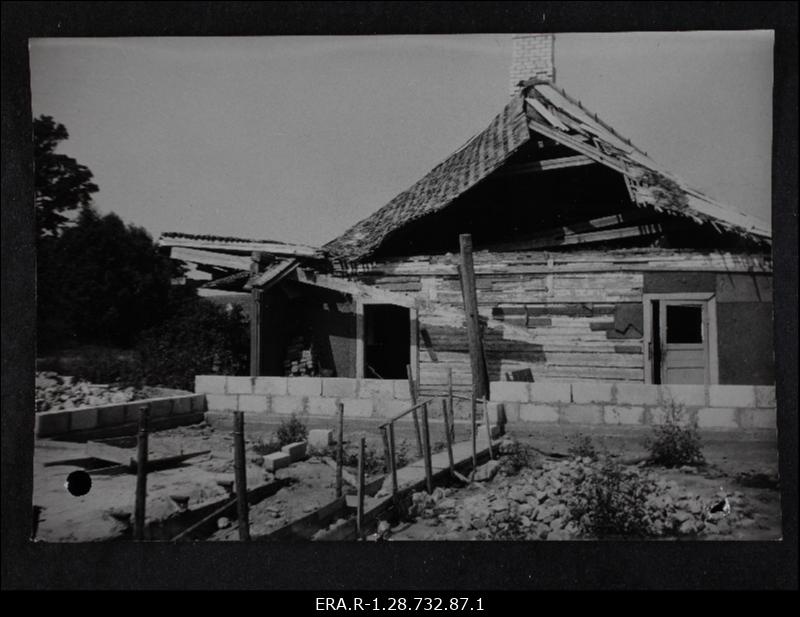 Väike- Pungerja kõrtsihoone lammutatud keskosa (vaade kagust)