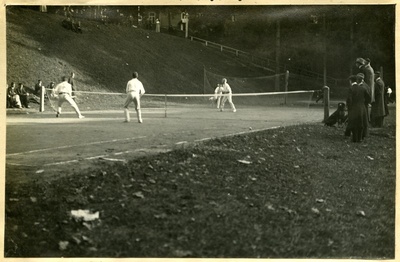Korporatsioon Estonia liikmed jälgimas I üliõpilaste tenniseturniiri Tartus Toomeorus asuval tenniseväljakul  similar photo