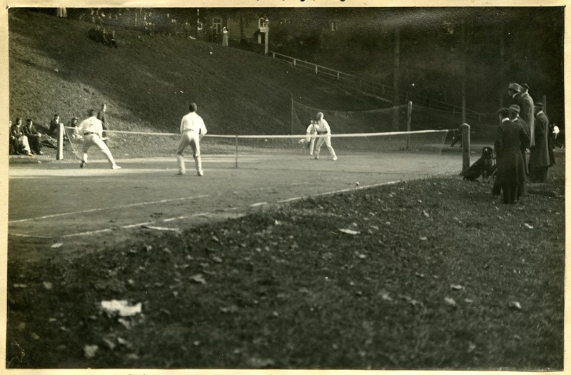 Korporatsioon Estonia liikmed jälgimas I üliõpilaste tenniseturniiri Tartus Toomeorus asuval tenniseväljakul