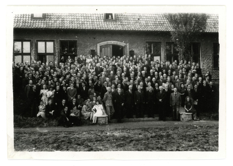 Balti Ülikooli presidendi Fricis Gulbise lahkumisaktuse grupipilt Aula Magna ees, 9. sept. 1948