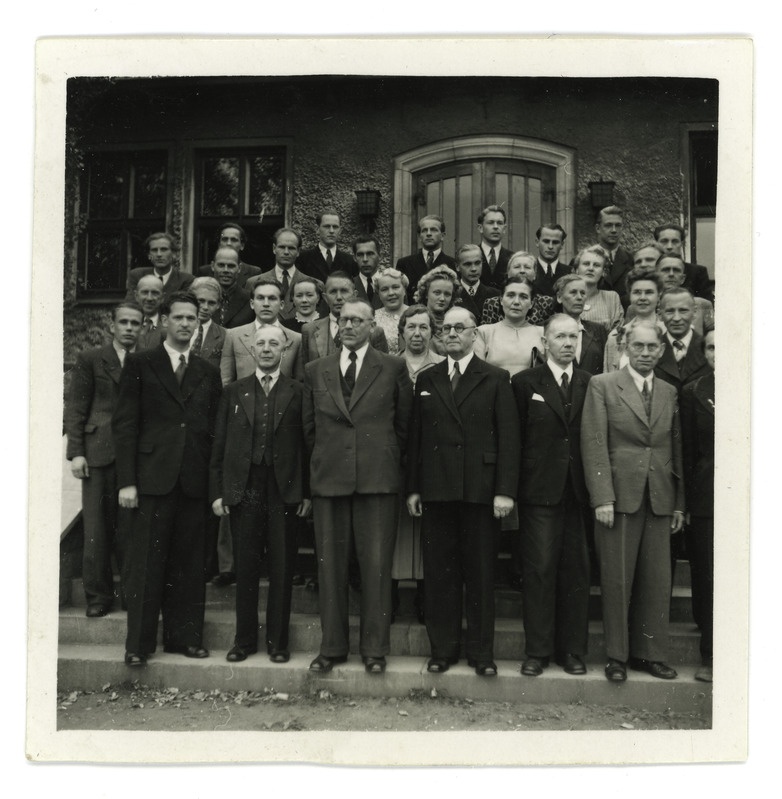 Balti Ülikooli eestlastest liikmete viimase koosviibimise grupilt maja trepil Pinnebergis, 24. sept. 1949