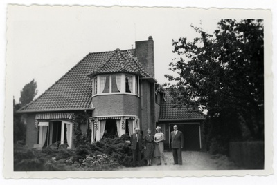 Hugo ja Elisabeth Kaho kaaslastega maja ees  similar photo