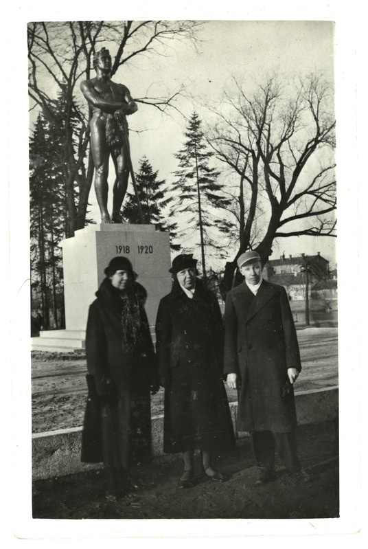 Elisabeth Kaho poja ja naisega Eesti Vabadussõja mälestussamba ees Tartus Vabaduse puiestikus 1934. aasta kevadel