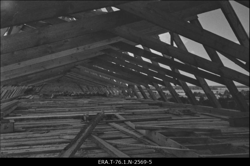 Pöide kirik. Vaade katusekonstruktsiooni puitsarikale.